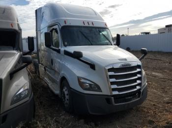  Salvage Freightliner Cascadia 1