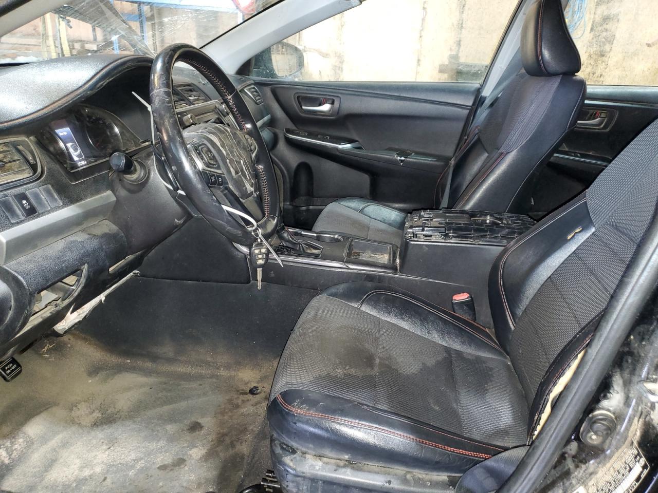 Toyota Camry Le Image 10