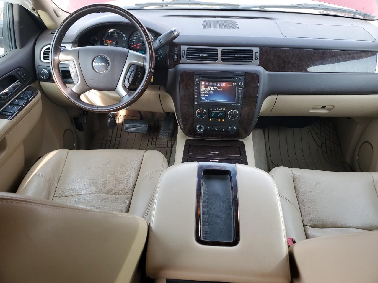 GMC Yukon Denali Image 6