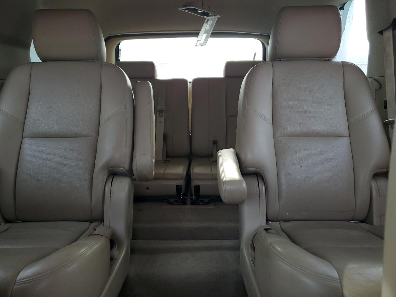 GMC Yukon Denali Image 14