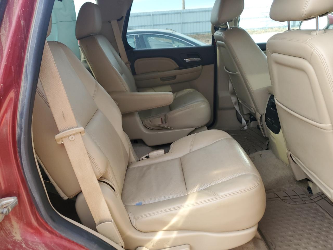 GMC Yukon Denali Image 13