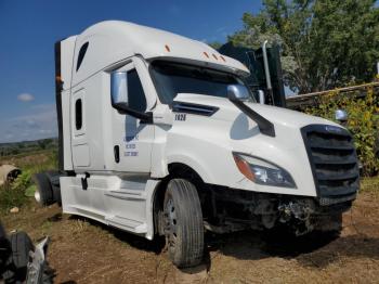  Salvage Freightliner Cascadia 1