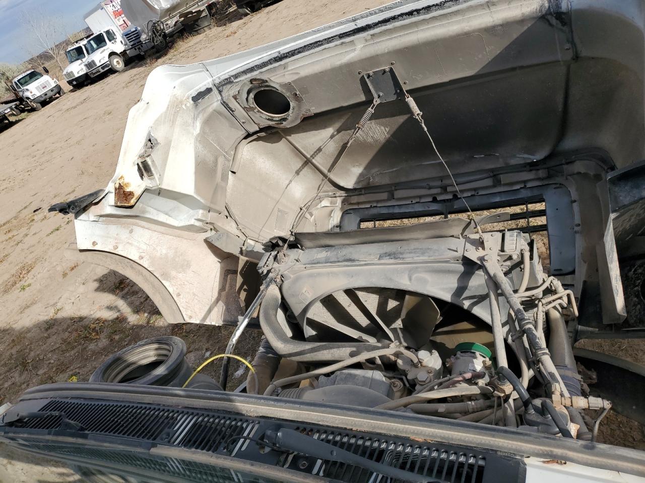 Sterling Tractor 9500 Image 4