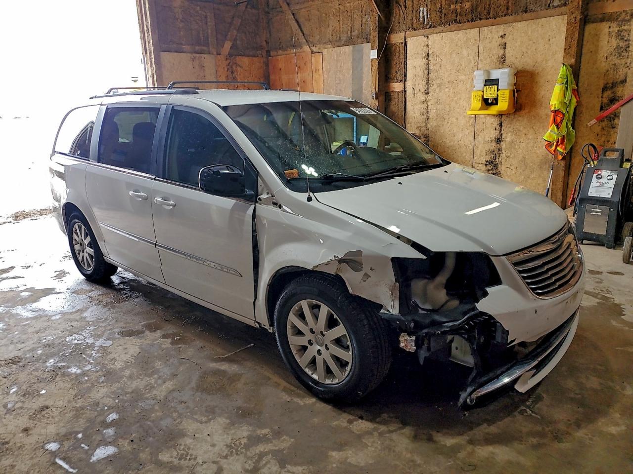 Chrysler Minivan Touring Image 2