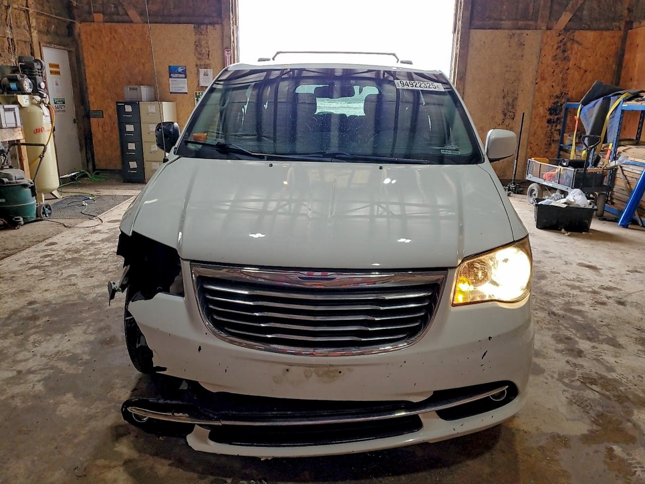 Chrysler Minivan Touring Image 10