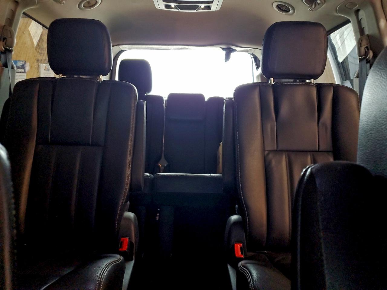 Chrysler Minivan Touring Image 7