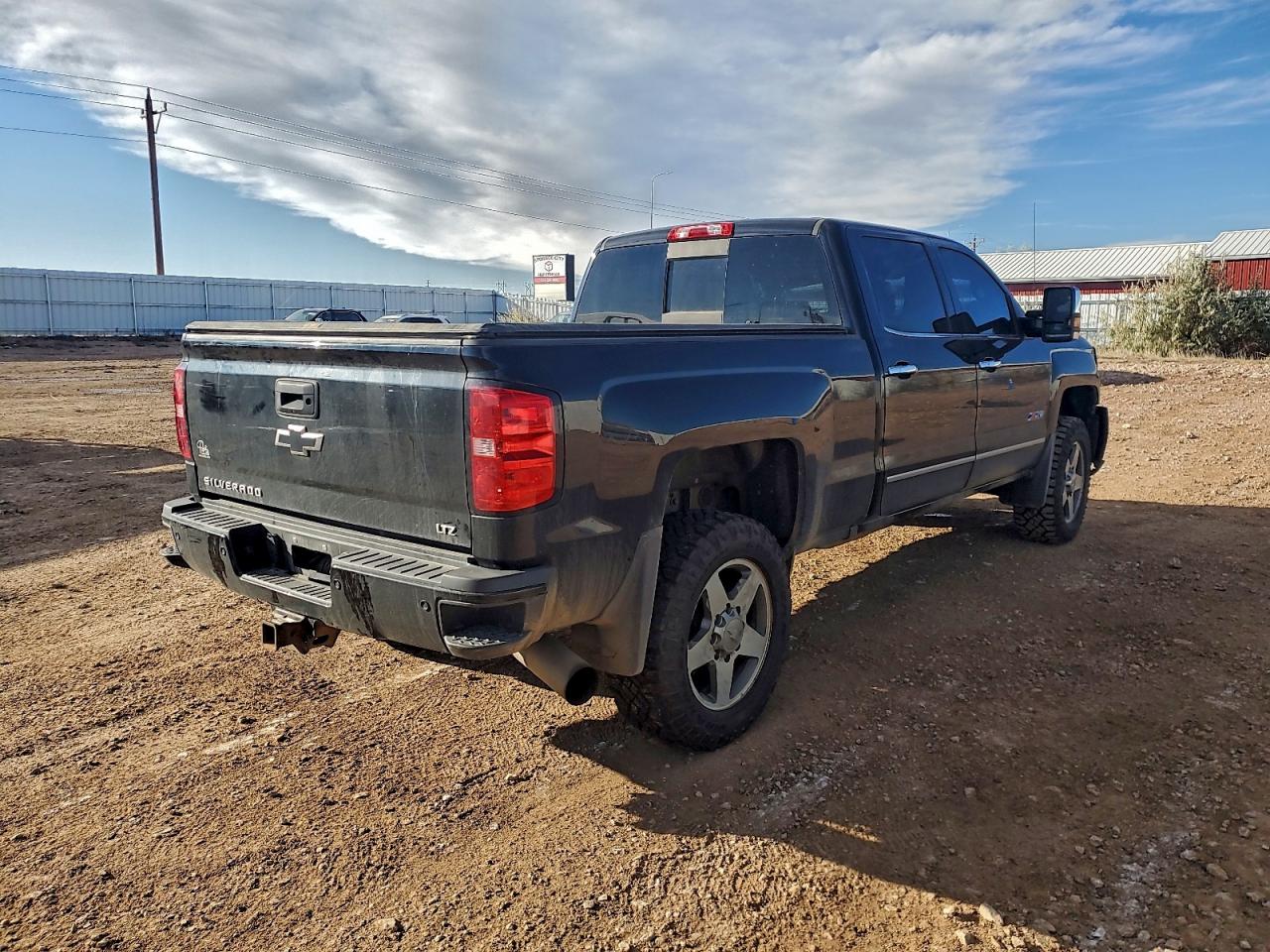 Chevrolet Silverado K2500 Heavy Duty Ltz Image 3