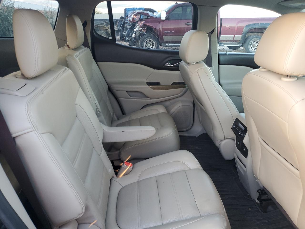 GMC Acadia Denali Image 11