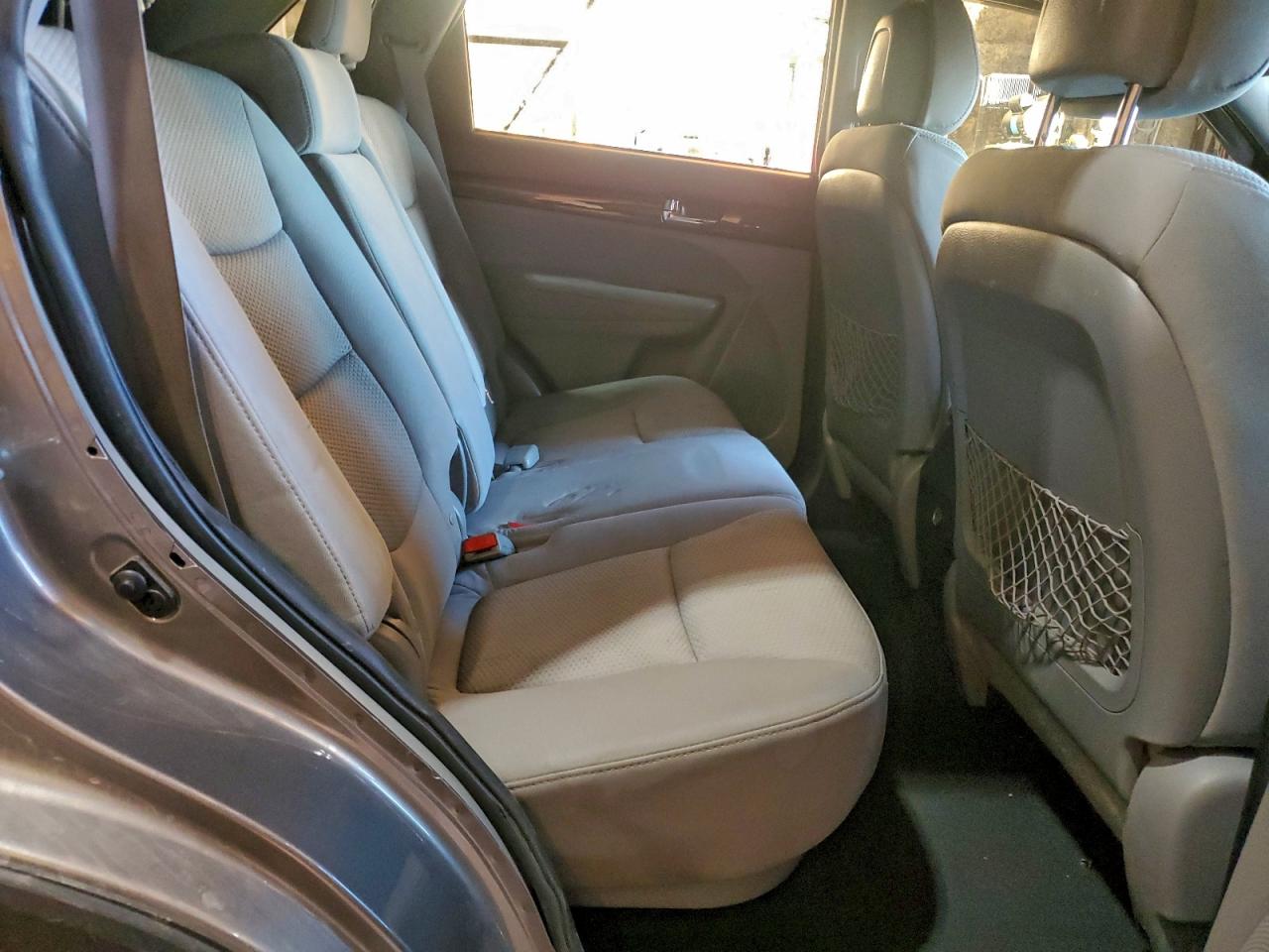 Kia Sorento Base Image 8